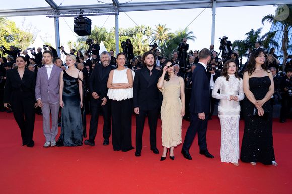 Victoire Du Bois, Paul Kircher, Nadia Tereszkiewicz, Christophe Honoré, Adèle Exarchopoulos, Vincent Lacoste, Noée Abita, Alban Lenoir, guest - Montée des marches du film " La bataille de Gaulle : L'âge de fer " lors du 79ème Festival International du Film de Cannes, le 20 mai 2026. © Olivier Borde / Bestimage
