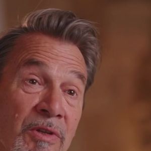 Le chanteur a rappelé que ses rechutes ne sont pas dues à un arrêt de traitement mais à la spécificité de son cancer à petites cellules, connu pour récidiver rapidement. 

Capture d'écran de l'émission "Sept à Huit" diffusée le 31 août 2025.