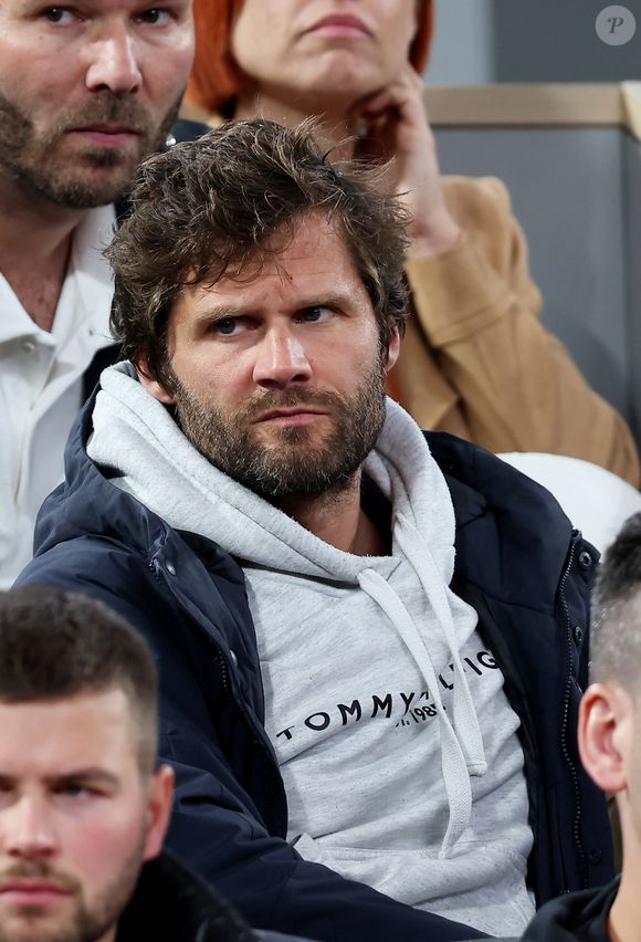 Mais ce dernier a néanmoins trouvé comment réussir à perdre du poids notamment l'été ! 

Alexis Michalik dans les tribunes des Internationaux de France de tennis de Roland Garros 2024 à Paris, France, le 28 mai 2024. © Jacovides-Moreau/Bestimage