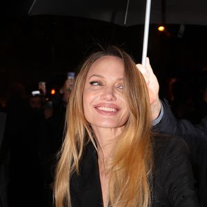 Paris, FRANCE Angelina Jolie est superbe dans un tailleur noir alors qu'elle assiste à la première de Costumes Paris le 9 février 2026.

Photo : Backgrid USA / Bestimage