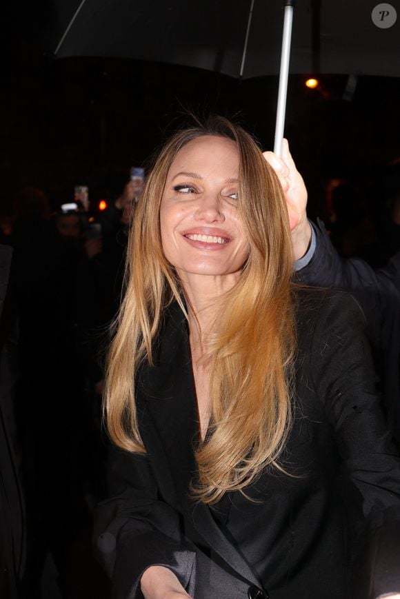 Paris, FRANCE Angelina Jolie est superbe dans un tailleur noir alors qu'elle assiste à la première de Costumes Paris le 9 février 2026.

Photo : Backgrid USA / Bestimage