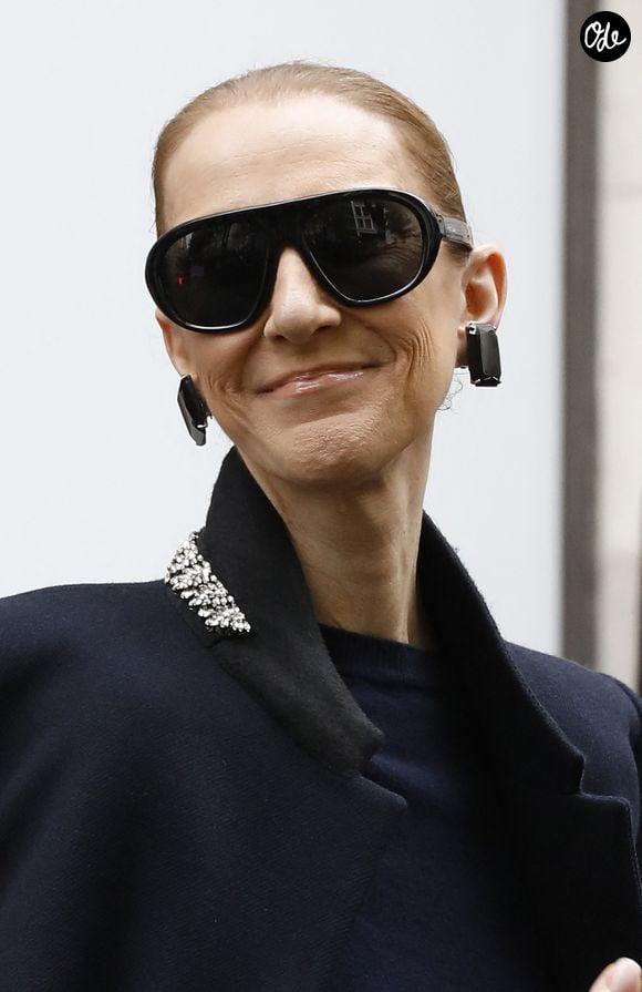 Céline Dion salue ses à la sortie de l’hôtel Royal Monceau à Paris, avant de rejoindre La Plenitude Arena de Paris La Défense pour poursuivre sa série de concerts, le 7 octobre 2026. © Marc Ausset Lacroix / Bestimage