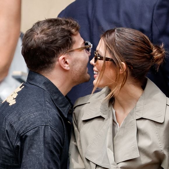 Antoine Dupont et sa compagne Iris Mittenaere en tribunes lors de la finale messieurs des Internationaux de France de Tennis de Roland Garros 2025 (jour 15), à Paris, France, le 8 juin 2025. © Cyril Moreau/Bestimage