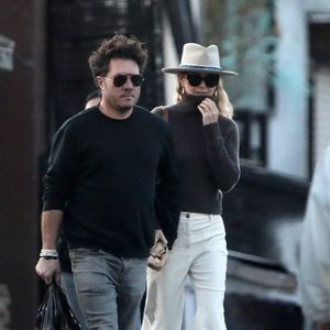 Une chose est sûre, Laeticia Hallyday est une femme amoureuse !
Laeticia Hallyday est allée déjeuner avec son nouveau compagnon Frédéric et ses filles Jade et Joy à Venice le 17 janvier 2025.
©Agence / Bestimage