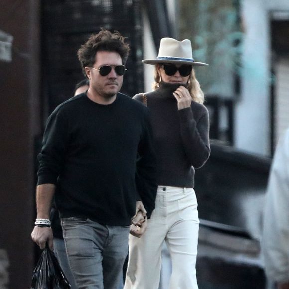Une chose est sûre, Laeticia Hallyday est une femme amoureuse !
Laeticia Hallyday est allée déjeuner avec son nouveau compagnon Frédéric et ses filles Jade et Joy à Venice le 17 janvier 2025.
©Agence / Bestimage