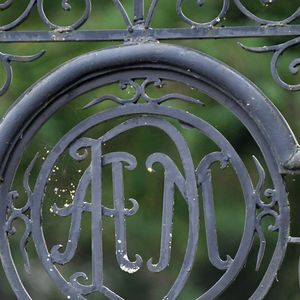 A 18 heures, la journée se poursuivra à Douchy-Montcorbon avec la projection, dans la salle des fêtes du coin, du documentaire réalisé par Ghislaine Graillet "Delon-Douchy", qui évoque la relation étroite entre la star et ce village.


Les lettres forgées "A&M" pour Alain et Mireille sur la grille de l'entrée de la propriété d'Alain Delon à Douchy-Montcorbon le 24 août 2024.