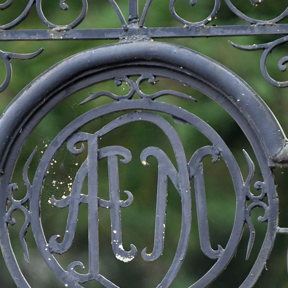 A 18 heures, la journée se poursuivra à Douchy-Montcorbon avec la projection, dans la salle des fêtes du coin, du documentaire réalisé par Ghislaine Graillet "Delon-Douchy", qui évoque la relation étroite entre la star et ce village.


Les lettres forgées "A&M" pour Alain et Mireille sur la grille de l'entrée de la propriété d'Alain Delon à Douchy-Montcorbon le 24 août 2024.