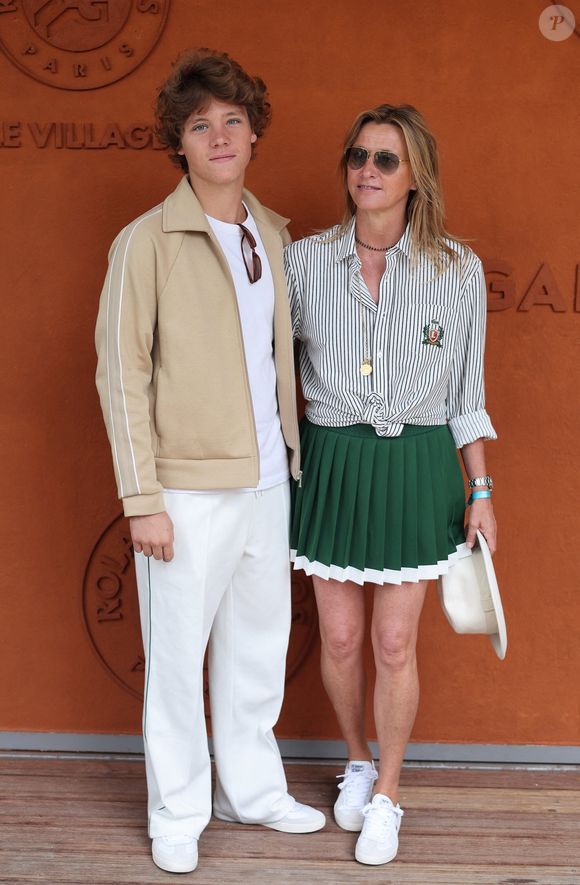 Sarah Poniatowski (Lavoine) et son fils Roman - Les célébrités au village lors des Internationaux de France de Tennis de Roland Garros le 1er juin 2025. © Dominique Jacovides / Bestimage