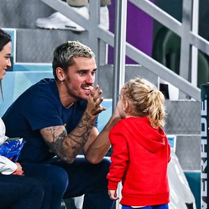 Antoine GRIEZMANN de France avec sa femme Erika CHOPERENA et leurs enfants après le match de la Coupe du Monde de la FIFA, Qatar 2022, Groupe D entre la Tunisie et la France au Stade Education City le 30 novembre 2022 à Doha, Qatar. (Photo Baptiste Fernandez/Icon Sport/ABACAPRESS.COM)