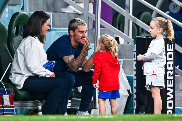 Antoine GRIEZMANN de France avec sa femme Erika CHOPERENA et leurs enfants après le match de la Coupe du Monde de la FIFA, Qatar 2022, Groupe D entre la Tunisie et la France au Stade Education City le 30 novembre 2022 à Doha, Qatar. (Photo Baptiste Fernandez/Icon Sport/ABACAPRESS.COM)