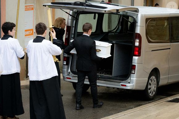 Malgré un chagrin immense, la famille tente d’avancer, portée par l’amour et le souvenir du petit Émile.

Le cercueil blanc d'Emile à la cérémonie religieuse de ses funérailles à la Basilique Sainte Marie Madeleine à Saint-Maximin-la-Sainte-Baume le 8 février 2025. Photo by Shootpix/Abaca