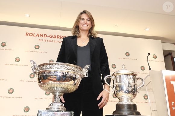 Forte de son expérience, l'ancienne championne sait que le tennis est un sport coûteux. C'est pourquoi elle a décidé de privilégier la solidarité cette année à Paris.

Amélie Mauresmo lors de la conférence de presse du tournoi de tennis du Grand Chelem de Roland-Garros 2026, au stade Roland-Garros à Paris, France, le 16 avril 2026. 

©Jack Tribeca/Bestimage