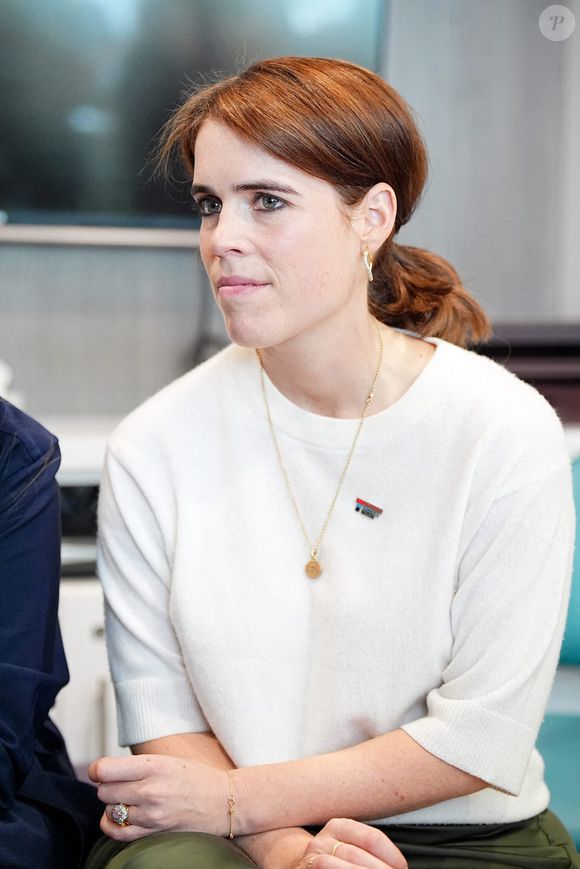 La princesse Eugenie s'adresse à de jeunes patients atteints de cancer lors d'une visite à l'unité Teenage Cancer Trust à l'University College Hospital, à Londres, au Royaume-Uni, le mercredi 23 avril 2025. © Aaron Chown/PA Wire/ABACAPRESS.COM