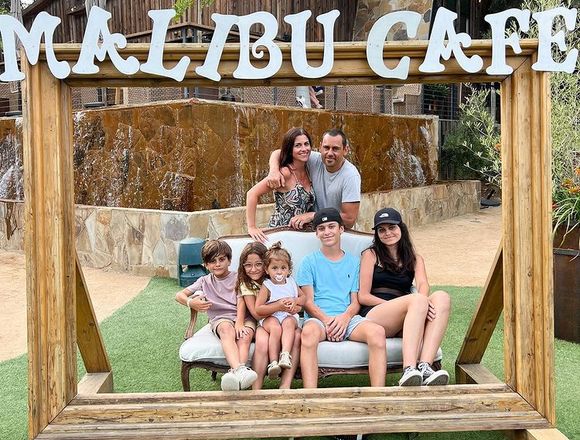 Elles se sont alors empressées de le prendre dans leurs bras et de lui faire des câlins. 

La famille Colas.