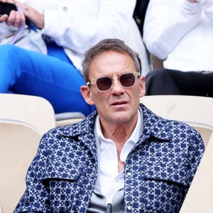 Julien Courbet dans les tribunes lors des Internationaux de France de Tennis de Roland Garros 2025, à Paris, France, le 27 mai 2025. © Jacovides-Moreau/Bestimage