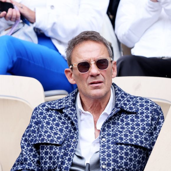 Julien Courbet dans les tribunes lors des Internationaux de France de Tennis de Roland Garros 2025, à Paris, France, le 27 mai 2025. © Jacovides-Moreau/Bestimage