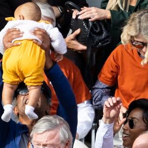 Pour l’occasion, Yannick Noah était accompagné de Malika et leur fille Keelaani

Yannick Noah, sa compagne Malika et leur fille Keelaani lors de l'hommage à R.Nadal lors des internationaux de France de tennis à Roland Garros le 25 mai 2025. © Jacovides / Moreau / Bestimage
