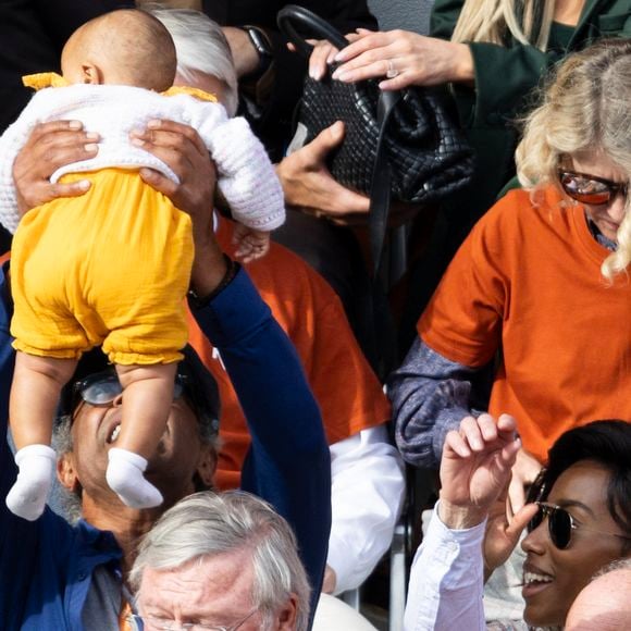 Pour l’occasion, Yannick Noah était accompagné de Malika et leur fille Keelaani

Yannick Noah, sa compagne Malika et leur fille Keelaani lors de l'hommage à R.Nadal lors des internationaux de France de tennis à Roland Garros le 25 mai 2025. © Jacovides / Moreau / Bestimage