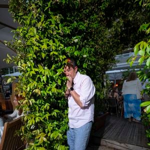 Et concernant l’idée d’un couple qui passe de l’écran à la vie réelle, il explique que cela tient davantage du fantasme que de la réalité.

Frédéric Bouraly - Soirée en collaboration avec la marque de Rhum de JoeyStarr " Carnival " au restaurant Neptune à Monaco lors du 64ème Festival de Télévision de Monte Carlo le 14 juin 2025.
© Pierre Perusseau / Osuna / Bestimage