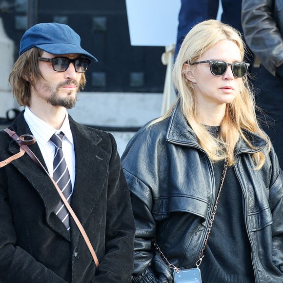 En effet, loin du tumulte parisien, ils ont trouvé un havre de paix préservé où se mêlent luxe, nature et intimité précieuse.

Niels Schneider, Virginie Efira à la sortie des obsèques d'Emilie Dequenne au cimetière Père Lachaise à Paris, France, le 26 mars 2025. © Cyril Moreau/Bestimage