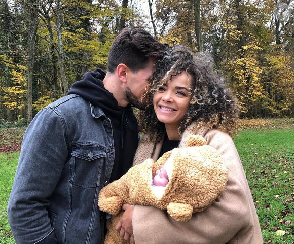 Le couple a une fille prénommée Mila, née en novembre 2021.


Anaïs Grangerac, animatrice et jeune maman d'une petite Mila, s'affiche divine sur les réseaux sociaux.