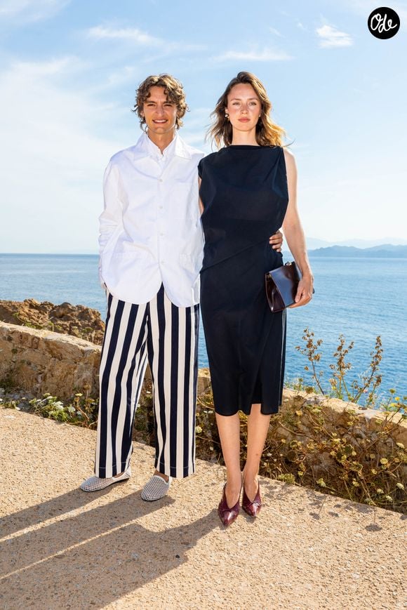 Vassili Schneider et sa compagne Magdalena Kulicka - Photocall du défilé "Le Bonheur" By Jacquemus au phare de la Pietra à l'Ile Rousse en Corse le 29 juin 2026. © Luis Sanchez / Crystal / Bestimage