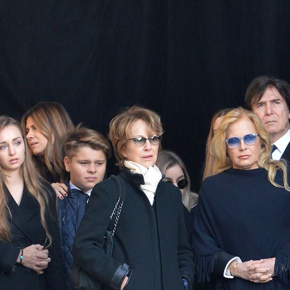 Estelle Lefébure, sa fille Emma, Alexandra Pastor, Cameron, Nathalie Baye, Sylvie Vartan et son mari Tony Scotti - Arrivées des personnalités en l'église de La Madeleine pour les obsèques de Johnny Hallyday à Paris le 8 decembre 2017.
© Veeren/Bestimage