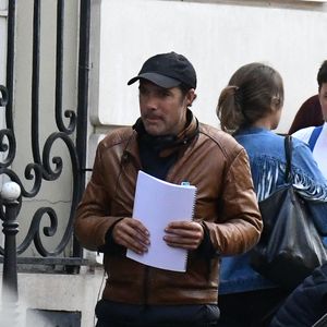 Charlotte Gainsbourg et Jean Dujardin avec réalisateur Nicolas Bedos sur un tournage de la série pour Amazon Prime "Alphonse" devant les Salons Hoche à Paris, France, le 16 septembre 2022.