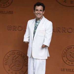 La chaîne décide notamment de se renouveler en lançant dès le 1er septembre une nouvelle série au format très court et à laquelle va participer un animateur déjà bien connu du petit écran et qui présente en parallèle un autre programme populaire.

Théo Curin au village lors des Internationaux de France de Tennis de Roland Garros 2025, à Paris, France, le 8 juin 2025. © Cyril Moreau/Bestimage