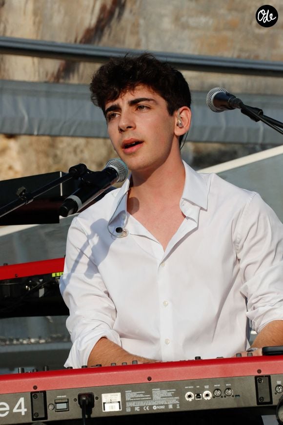 Ce jour-là, le fils de Patrick Bruel a révélé qu'il a enfin dépassé la barre symbolique des 100 000 streams sur la plateforme Spotify

Exclusif - Léon Hesby, le fils de P.Bruel, se produit pour la première fois sur scène en France, au festival des Sables-d'Olonne, le 26 juin 2026.
Crédit : Noël Carrier / Bestimage