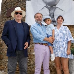 Il a évoqué des "malentendus" avec Romain, son fils aîné.
Exclusif - Michel Sardou, Romain Sardou, sa compagne Kym Thiriot (enceinte) et leur fils Marius - Michel Sardou rend hommage à son père en famille lors du premier trophée de pétanque "Fernand Sardou" à Bormes-les-Mimosas le 29 mai 2026. © Franz Chavaroche / Bestimage