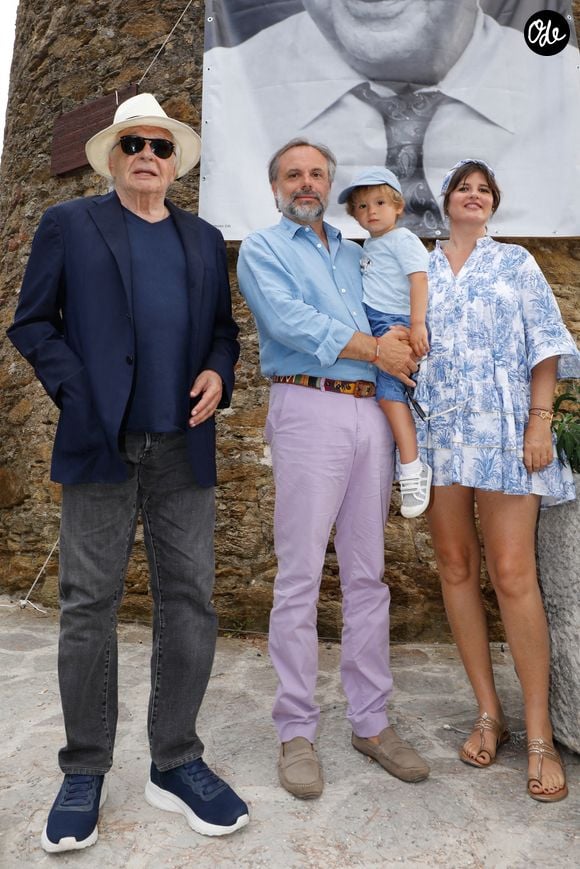 Il a évoqué des "malentendus" avec Romain, son fils aîné.
Exclusif - Michel Sardou, Romain Sardou, sa compagne Kym Thiriot (enceinte) et leur fils Marius - Michel Sardou rend hommage à son père en famille lors du premier trophée de pétanque "Fernand Sardou" à Bormes-les-Mimosas le 29 mai 2026. © Franz Chavaroche / Bestimage