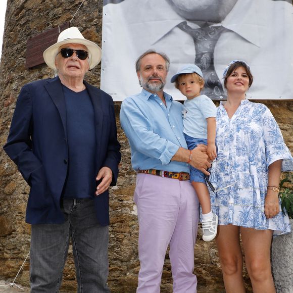 Il a évoqué des "malentendus" avec Romain, son fils aîné.
Exclusif - Michel Sardou, Romain Sardou, sa compagne Kym Thiriot (enceinte) et leur fils Marius - Michel Sardou rend hommage à son père en famille lors du premier trophée de pétanque "Fernand Sardou" à Bormes-les-Mimosas le 29 mai 2026. © Franz Chavaroche / Bestimage
