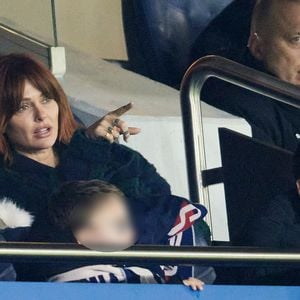 Caroline Receveur a assisté au match aux côtés de son fils Marlone et de son mari Hugo. 
Caroline Receveur, son mari Hugo Philip et leur fils Marlon dans les tribunes du match de Ligue 1 McDonald's opposant le Paris Saint-Germain (PSG) à Lyon (3-1) au Parc des Princes à Paris.