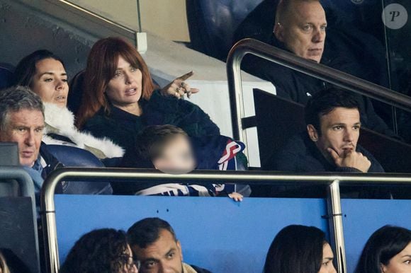 Caroline Receveur a assisté au match aux côtés de son fils Marlone et de son mari Hugo. 
Caroline Receveur, son mari Hugo Philip et leur fils Marlon dans les tribunes du match de Ligue 1 McDonald's opposant le Paris Saint-Germain (PSG) à Lyon (3-1) au Parc des Princes à Paris.