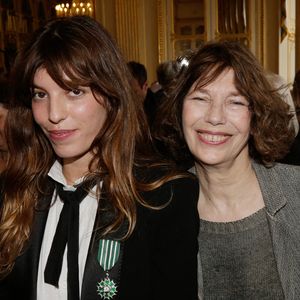 Lou Doillon et sa mère Jane Birkin reçoivent le titre de Chevalier de l'Ordre des Arts et des Lettres des mains de la ministre de la Culture Aurelie Filippetti au ministère de la Culture à Paris, France, le 10 avril 2013 à Paris, France. Photo Jerome Domine/ABACAPRESS.COM