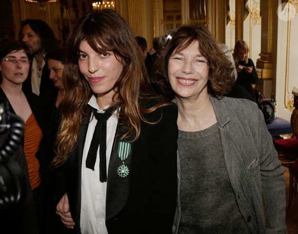 Lou Doillon et sa mère Jane Birkin reçoivent le titre de Chevalier de l'Ordre des Arts et des Lettres des mains de la ministre de la Culture Aurelie Filippetti au ministère de la Culture à Paris, France, le 10 avril 2013 à Paris, France. Photo Jerome Domine/ABACAPRESS.COM