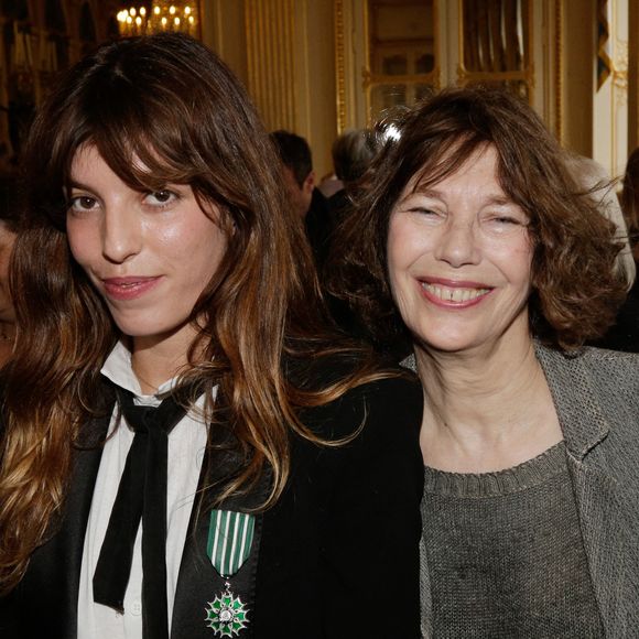 Lou Doillon et sa mère Jane Birkin reçoivent le titre de Chevalier de l'Ordre des Arts et des Lettres des mains de la ministre de la Culture Aurelie Filippetti au ministère de la Culture à Paris, France, le 10 avril 2013 à Paris, France. Photo Jerome Domine/ABACAPRESS.COM