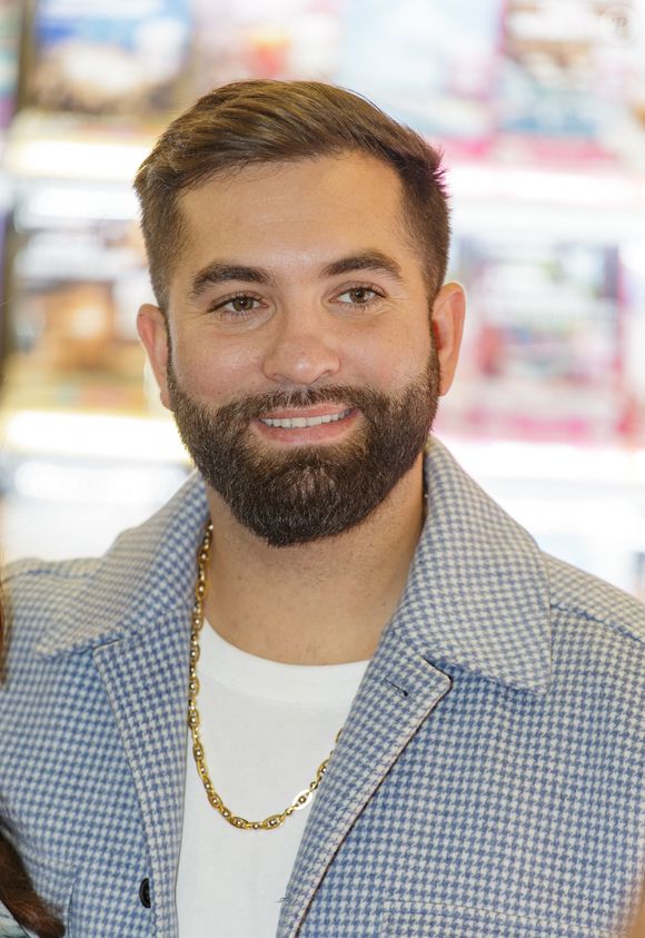 Car il faut compter entre 15 euros et 25 euros par personne pour se régaler autour de plats issus de la vraie cuisine du sud de la Chine.

Exclusif - Le chanteur Kendji Girac en séance de dédicaces pour son autobiographie Mi vida à la Librairie du Furet du Nord à Lille, France, le 1er octobre 2025. © Stephane Vansteenkiste/Bestimage
