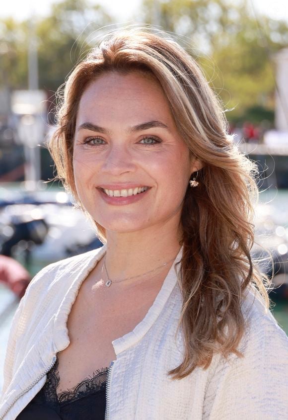 C'est d'ailleurs là-bas, que l'actrice fêtera sans doute un événement qui compte, dans une vie : ses 15 ans de mariage avec son mari. C'est en effet en 2010 que les deux tourtereaux se sont unis. "Noces de cristal, c'est joli, non ?", sourit la comédienne, dans "Nous Deux".

Mélanie Maudran - Le festival de fiction TV de La Rochelle, samedi 17 septembre 2022. © Christophe Aubert via Bestimage