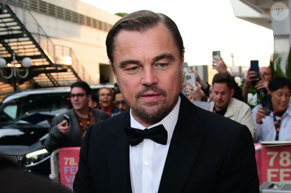 En effet, de nombreuses vidéos de l'acteur, camouflé sous une casquette noire, circulent sur les réseaux sociaux.


Le 13 mai 2025 à Cannes, Leonardo DiCaprio Romain Doucelin / Bestimage