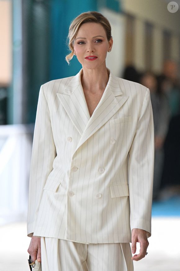Charlene de Monaco a marqué les esprits avec un élégant tailleur blanc cassé et un look raffiné.

La princesse Charlène de Monaco - La famille princière assiste à la finale du Rolex Monte-Carlo Masters au Monte-Carlo Country Club de Roquebrune Cap Martin, le 12 avril 2026 © Bruno Bebert / Bestimage