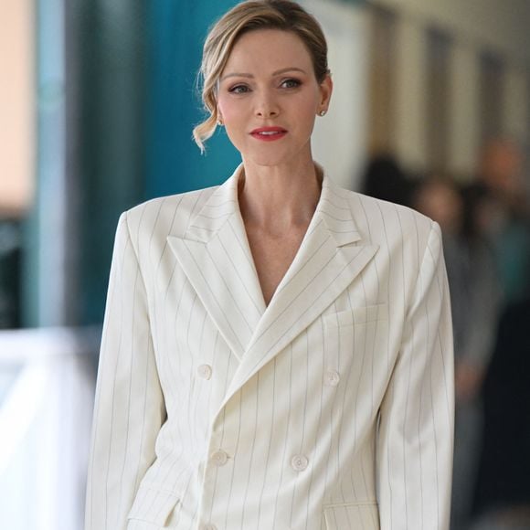 Charlene de Monaco a marqué les esprits avec un élégant tailleur blanc cassé et un look raffiné.

La princesse Charlène de Monaco - La famille princière assiste à la finale du Rolex Monte-Carlo Masters au Monte-Carlo Country Club de Roquebrune Cap Martin, le 12 avril 2026 © Bruno Bebert / Bestimage