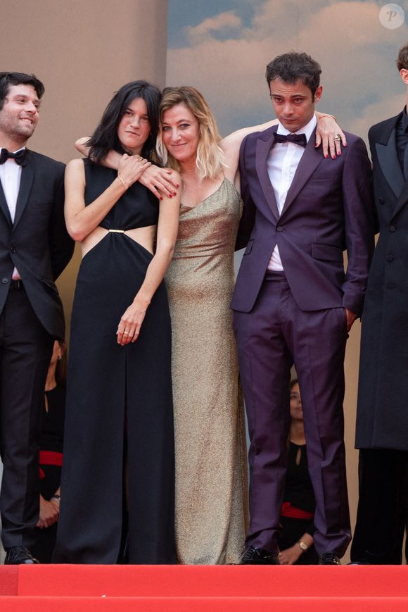 Suzanne Lindon, Baptiste Carrion-Weiss, Valeria Bruni Tedeschi, Sofiane Bennacer - Montée des marches du film " Les Amandiers " lors du 75ème Festival International du Film de Cannes. Le 22 mai 2022 © Olivier Borde / Bestimage