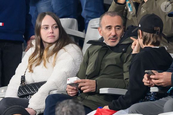 Elie Semoun et Aude assistent au match de quart de finale de la Coupe du monde de rugby 2023 entre la France et l'Afrique du Sud au Stade de France le 15 octobre 2023 à Saint-Denis, en banlieue parisienne, France. Photo par Laurent Zabulon/ABACAPRESS.COM