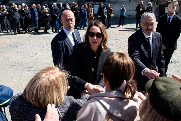 Laura Smet - Sorties des obsèques de Nathalie Baye en l'église Saint-Sulpice à Paris le 24 avril 2026. © Lionel Urman / Bestimage