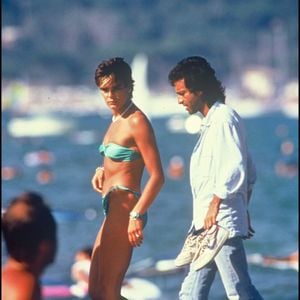 Car oui, avant d'entonner Comme un ouragan, la soeur du prince Albert de Monaco a créé la marque Pool Position. 


La princesse Stéphanie de Monaco et Felix Gray, à Saint-Tropez en 1986 DANIEL ANGELI / BESTIMAGE
