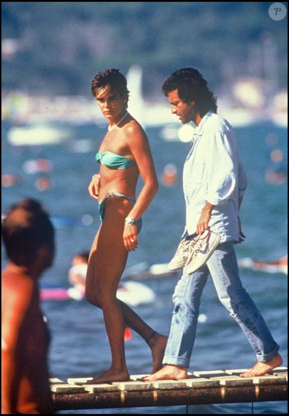 Car oui, avant d'entonner Comme un ouragan, la soeur du prince Albert de Monaco a créé la marque Pool Position. 


La princesse Stéphanie de Monaco et Felix Gray, à Saint-Tropez en 1986 DANIEL ANGELI / BESTIMAGE