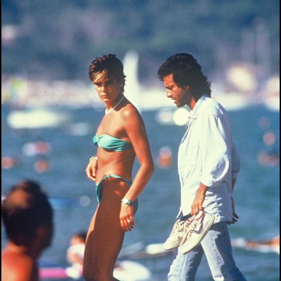 Car oui, avant d'entonner Comme un ouragan, la soeur du prince Albert de Monaco a créé la marque Pool Position. 


La princesse Stéphanie de Monaco et Felix Gray, à Saint-Tropez en 1986 DANIEL ANGELI / BESTIMAGE