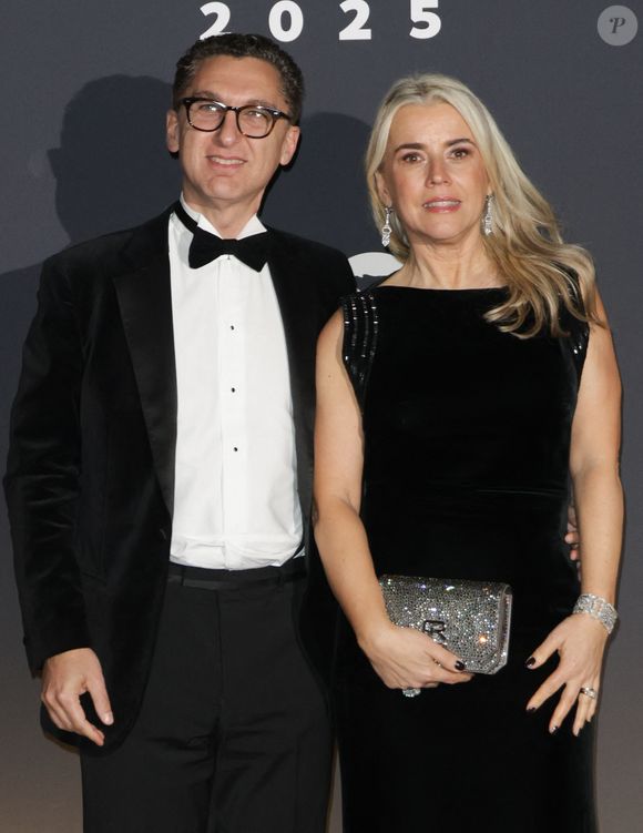Maxime Saada et sa femme Sylvie au photocall du dîner de la 50ème édition de la cérémonie des César au Fouquet's à Paris, France, le 28 février 2025. © Coadic Guirec/Bestimage